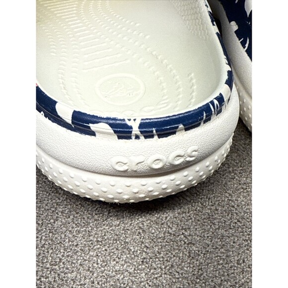 Freesail Crocs Women’s Size 10 Blue & White Anchors Hearts Clogs - Picture 3 of 12